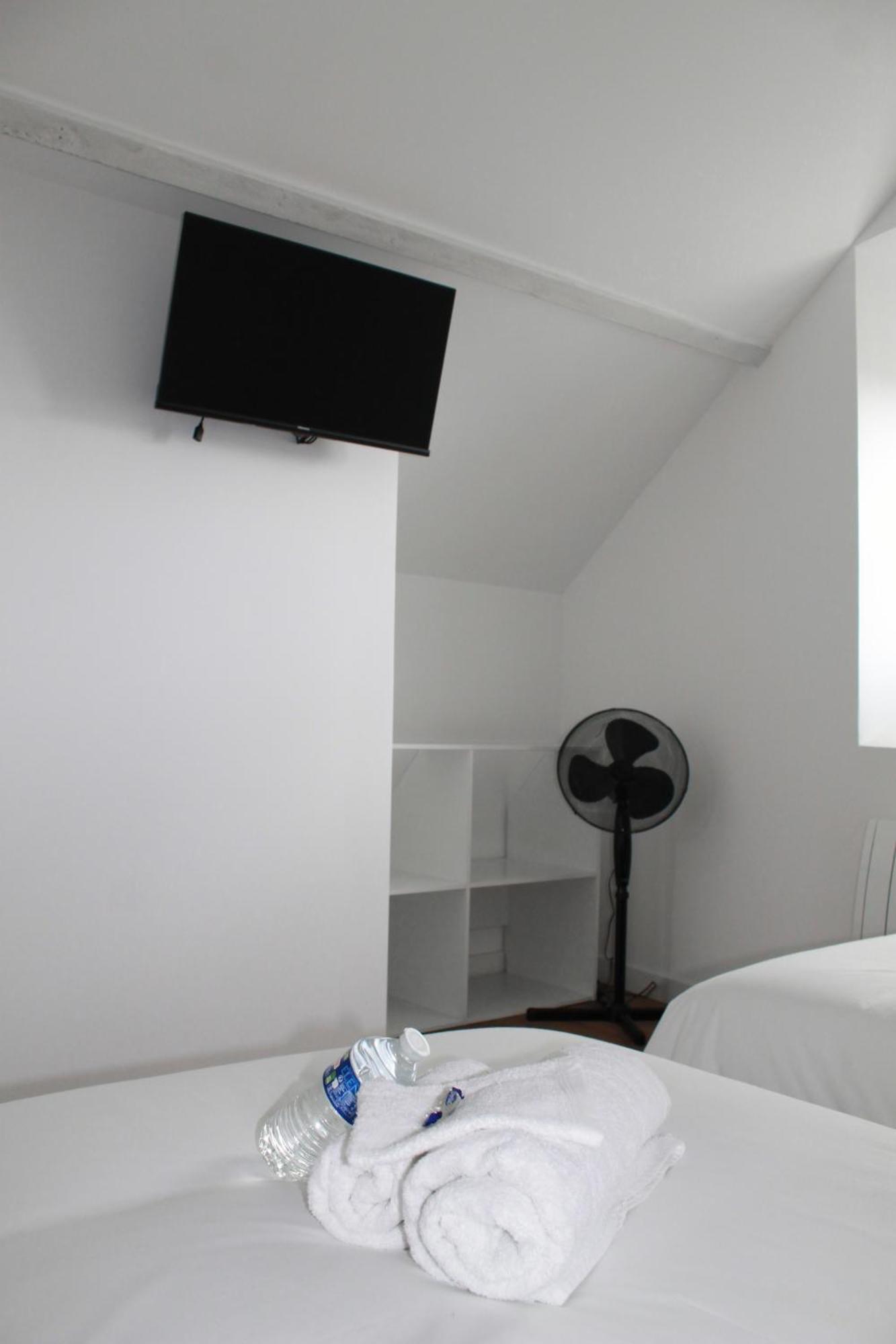 L'Equinoxe - Parking Prive - Zapart'Hotels Malesherbes Exteriör bild